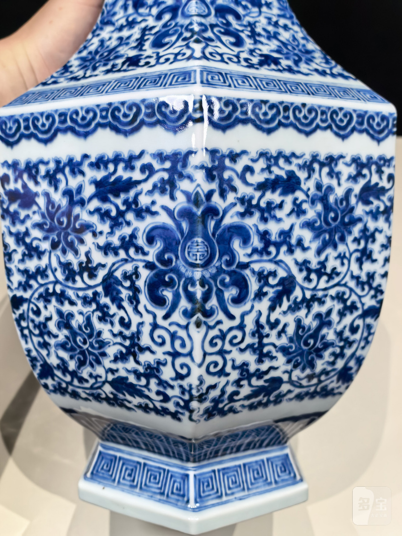 清乾隆 青花缠枝莲纹六方贯耳瓶 - 图11